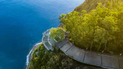 Aussichtsplattform Gabo Girao über dem Meer, mitten in der Natur, auf der Insel Madeira ist ein Highlight eines jeden Urlaubs
