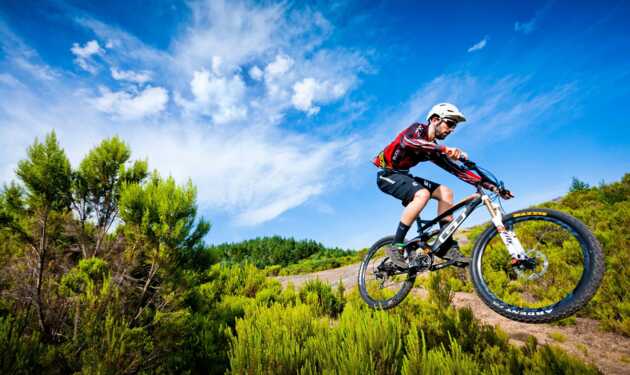 Mountainbiker ganz nah, saust durch die Natur Madeiras