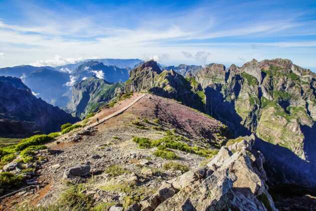 Weg in den Bergen zur Erhebung des Pico Ruivo