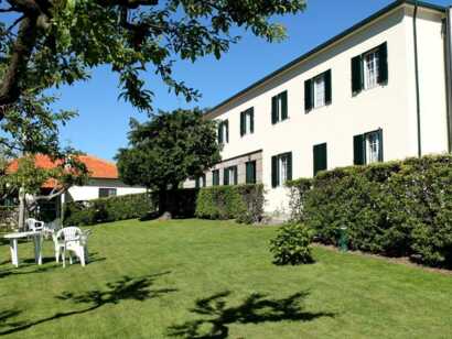 Quinta da Timpeira-Außenafassade mit dem Blick auf die Wiese mit Sitzgelegenheiten