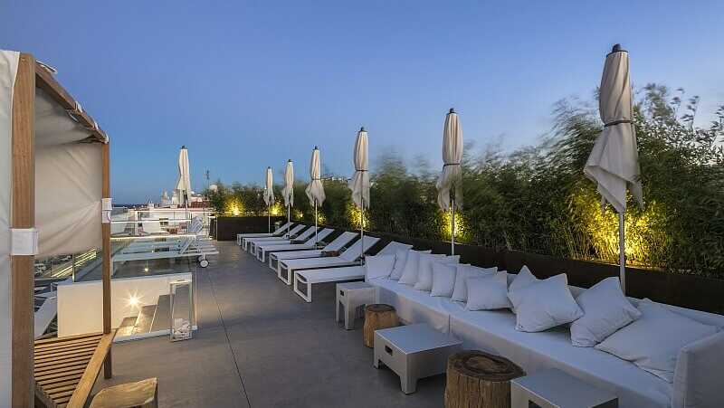 Lagos Avenida Terrasse am Abend