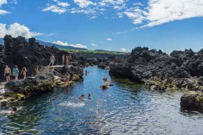 Natürlicher Lava-Pool Bicoitos auf Terceira: Hier macht baden auf den Azoren besonders großen Spaß