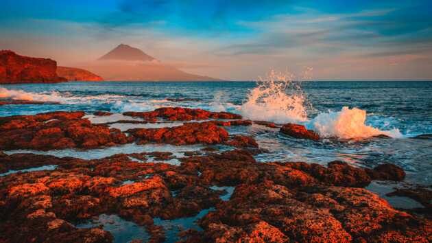 Pico: Majestätisch thront der höchste Berg der Azoren auf der gleichnamigen Insel. Bei Ihrer Azoren-Naturreise ist der Vulkangipfel immer wieder zu sehen.