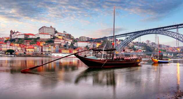 Ausflugsboote auf dem goldenen Fluss "Douro" der durch Porto fließt.