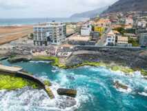 Das Hotel Tiduca in Ponta do Sol liegt direkt am Meer