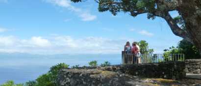 Aussichtsterrasse auf der Insel Pico mit Blick auf die Azoreninsel Sao Jorge