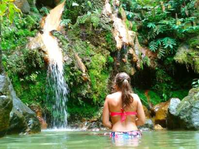 Ein Höhepunkt Ihres Azoren-Urlaubs: Ein Bad in der heißen Quelle Caldeira Velha auf der Azoren Hauptinsel Sao Miguel