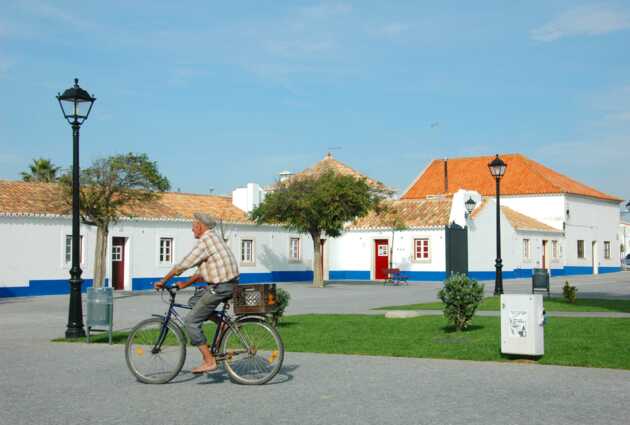 Mann auf einem Fahrrad in Porto Covo an der Rota Vicentina, dem Fischerweg Portugal