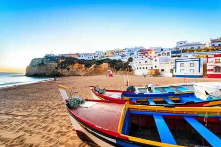 Entdecken Sie bei unserer Mietwagen-Rundreise den Süden Portugals. Von Lissabon nach Faro entlang der Küste von Portugal. An der Algarve Carvoeiro werden Sie sich in Fischerdörfchen wie dieses verlieben.