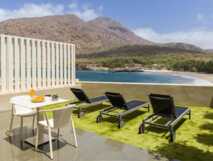 Oasis Alfandega Suites Liegestühle auf der Terrasse mit dem Blick auf den Strand