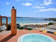 Pool mit einem schönen Ausblick auf den Strand