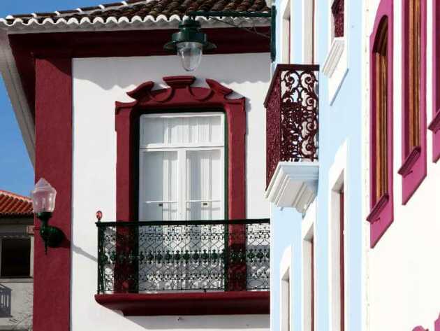 Bei unseren Azoren Rundreisen können Sie die typischen Azorenhäuser auf der Insel Terceira bestaunen. Unsere Reiseleiter führen Sie gerne zu den Highlights der Stadt.