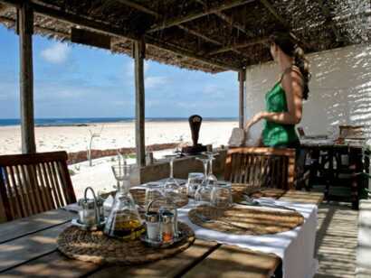 Im Restaurant: Ein schöner Ausblick auf den Strand