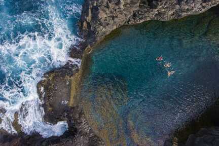 Die berühmten Meerwasser-Schwimmbecken in Porto Moniz laden bei einer Madeira Rundreise ein zu einer Badepause.