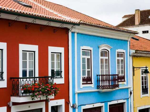 Entdecken Sie die verborgene Schönheit der Azoren in der Stadt "Angra do Heriosmo". Diese historische Stadt gehört zu den beliebtesten Reisezielen auf den Azoren.