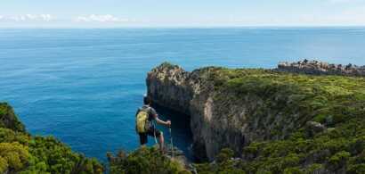 Die Wanderwege der Insel Terceira, Azoren, bieten atemberaubende Aussichten auf die dramatische Küstenlandschaft und das tiefblaue Meer.