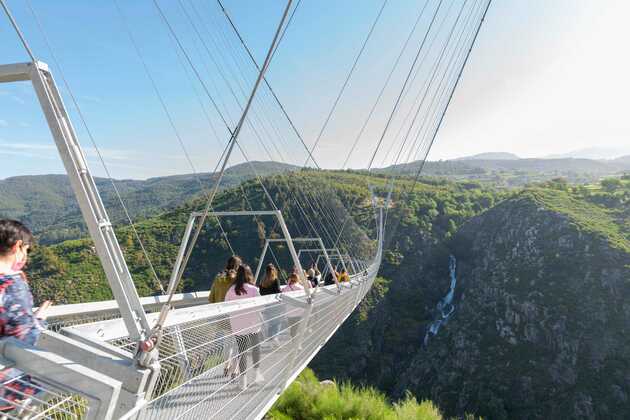 Ausblick auf eine wirklich lange Hängebrücke im Arouca Geopark in Nordportugal.