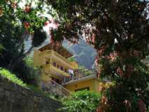 Casa Cavoquinho-Außenansicht eines Gästehauses umgeben von paradiesischer Natur