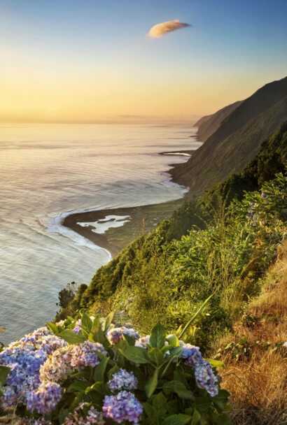 Die verborgene Schönheit der Azoren können Sie auf der Insel Sao Jorge besonders gut erleben. Denn hier entdecken Sie malerische Fajas, also fruchtbare Landzungen.