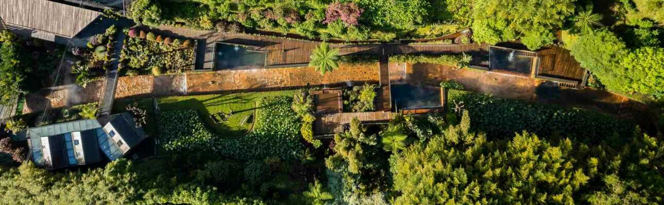 Der Fluß Ribeira dos Lameiros führt mitten durch das Thermalbad Poca da Dona Beija