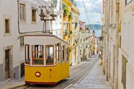 Die berühmten gelben Straßenbahnen von Lissabon gehören zu Portugals Highlights. Eine Fahrt mit der Tram ist ein Muss für alle, die die Hauptstadt von Portugal besuchen.