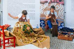 Frauen machen Handwerkskunst in Arraiolos– beim Portugal Roadtrip können Sie den Kunshandwerkerinnen über die Schulter schauen.