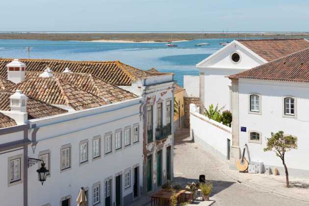 Geschichte und Kultur entlang Ecovia do Litoral erradeln: Einige Stunden auf dem Fahrrad die Landschaft genießen – und am Nachmittag und am Abend die reiche Geschichte der Algarve erleben