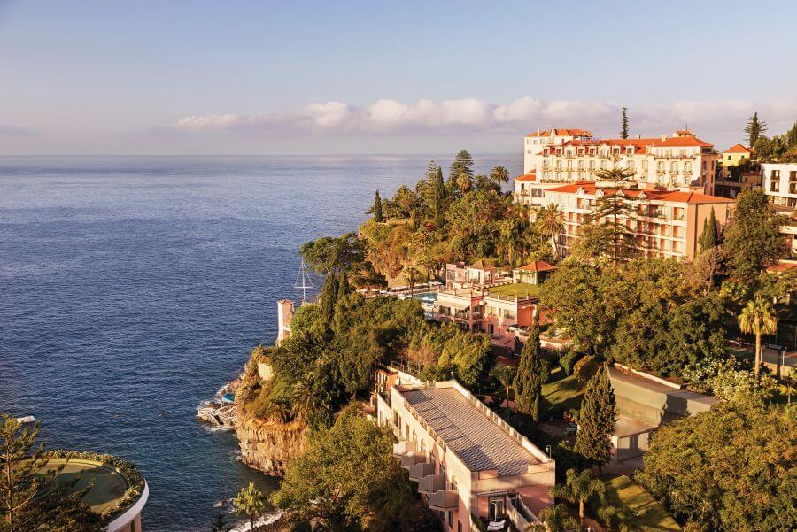 Blick auf das Hotel Reid´s Palace an der Küste Madeiras