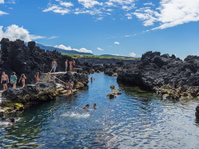 Nutzen Sie das Azoren Wetter im Sommer zum Baden im Naturschwimmbecken