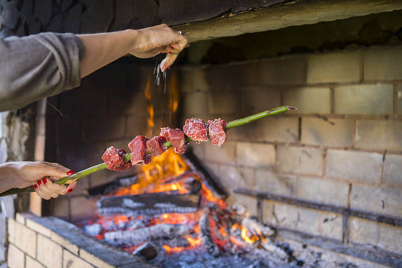 Fleischspieße stehen in fast jedem Restaurant auf Madeira auf der Karte