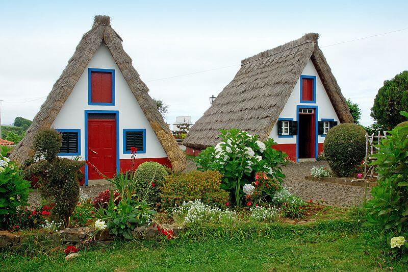 Ein typisches strohgedecktes Haus in Santana - eines der beliebesten Madeira Fotomotive