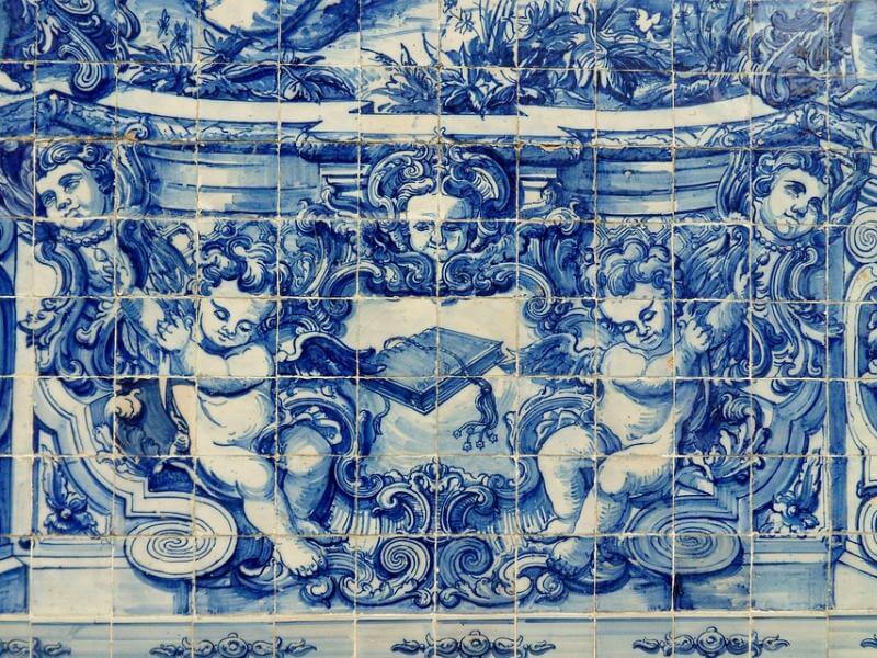 Die klassischen Azulejos Portugals sind in blau und weiß gehalten