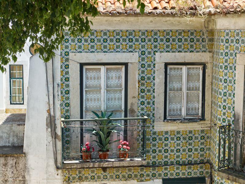 Zahlreiche Hausfassaden Lissabons sind mit bunten Azulejos geschmückt