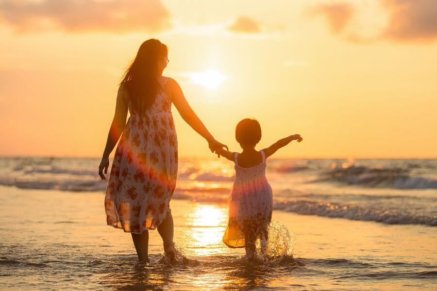 Mutter mit Kind am Strand an der Algarve