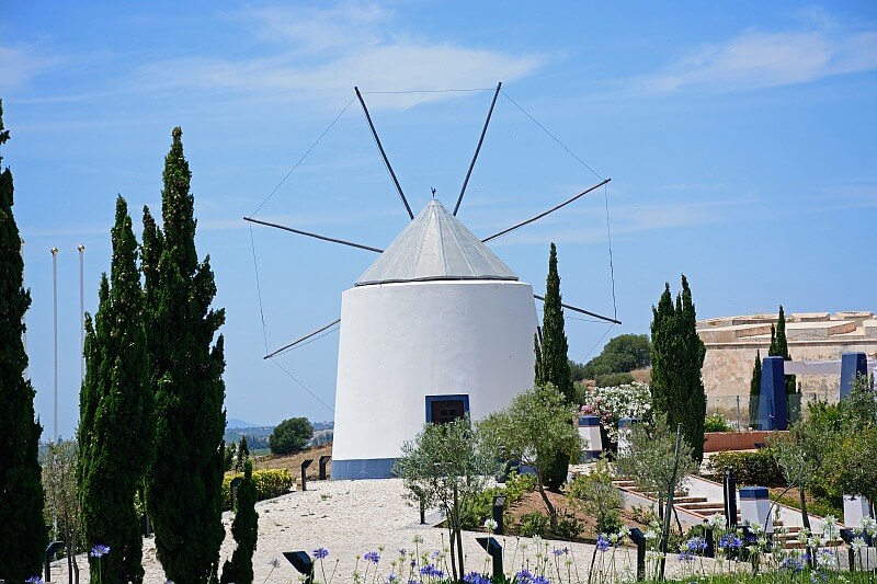 typische Algarve Sehenswürdigkeit - eine weiße Windmühle