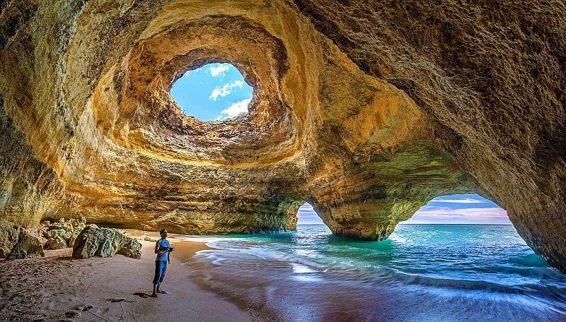fantastische Höhle von Benagil - eine der bekanntesten Algarve Sehenswürdigkeiten