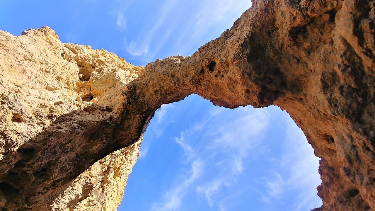 typischer Felsbogen an der Algarve bei Lagos, Portugal