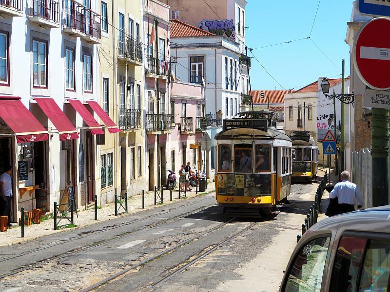 Eine der beliebtesten Sehenswürdigkeiten Portugals ist die Tram 28