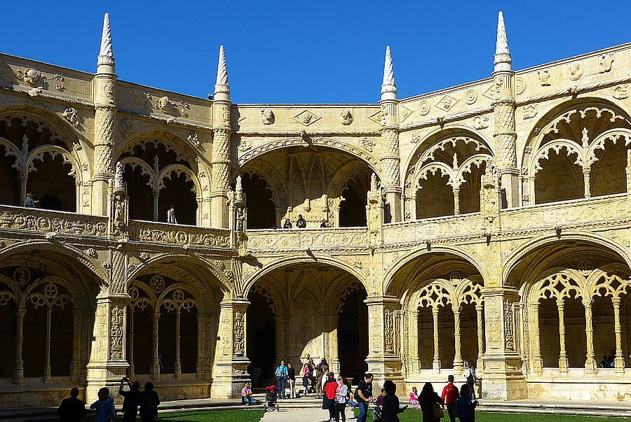 Mosteiro dos Jeronimos (Hieronymitenkloster oder umgangssprachlich auch Hieronymuskloster) in Lissabon
