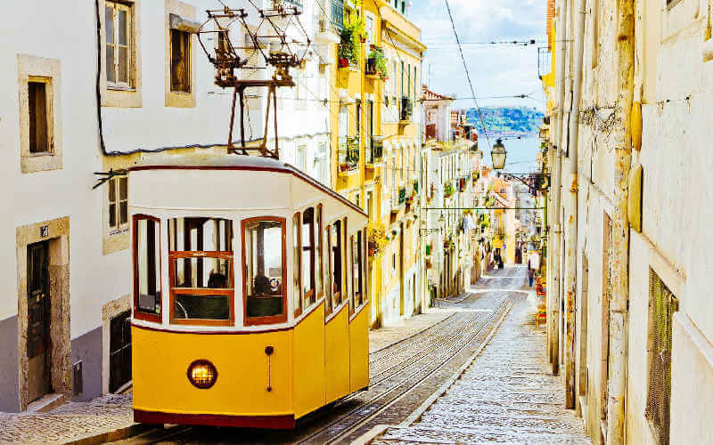 Schon fast eine Sehenswürdigkeit in Lissabon - die Straßenbahn Nummer 28