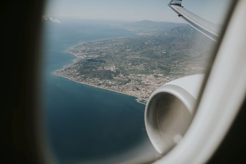 Blick aus dem Flugzeugfenster beim Landeanflug über Malaga