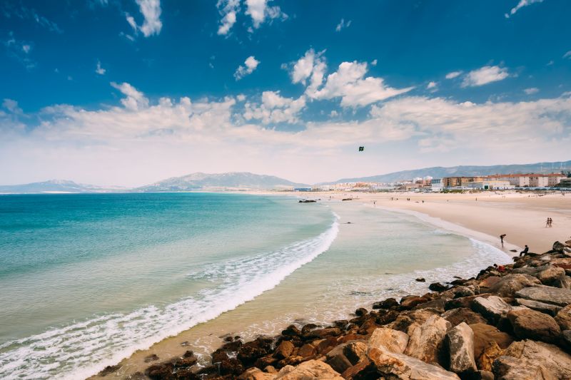 Tarifa Strand mit weißem Sand und blauem Wasser