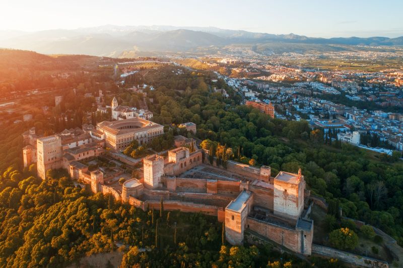 Blick von oben auf die bekannte Alhambra